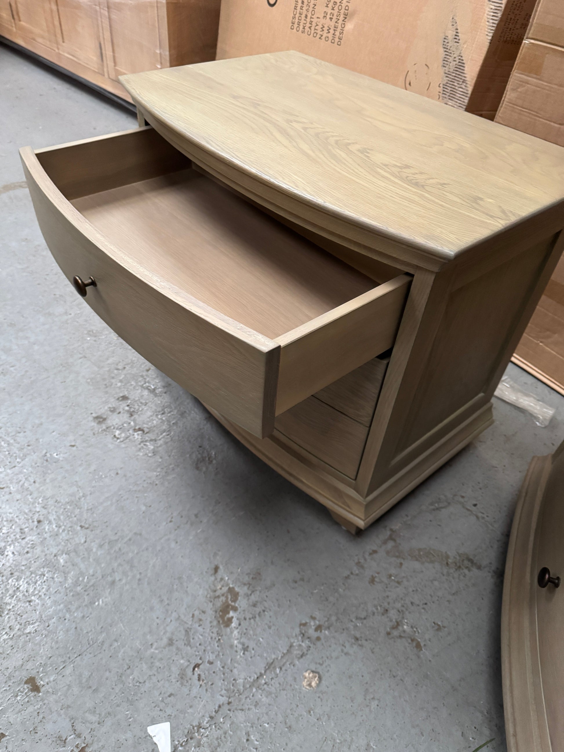 Set of 2 WINCHCOMBE SMOKED OAK
Winchcome Smoked Oak Wide 3 Drawer Bedside Quality Furniture Clearance Ltd