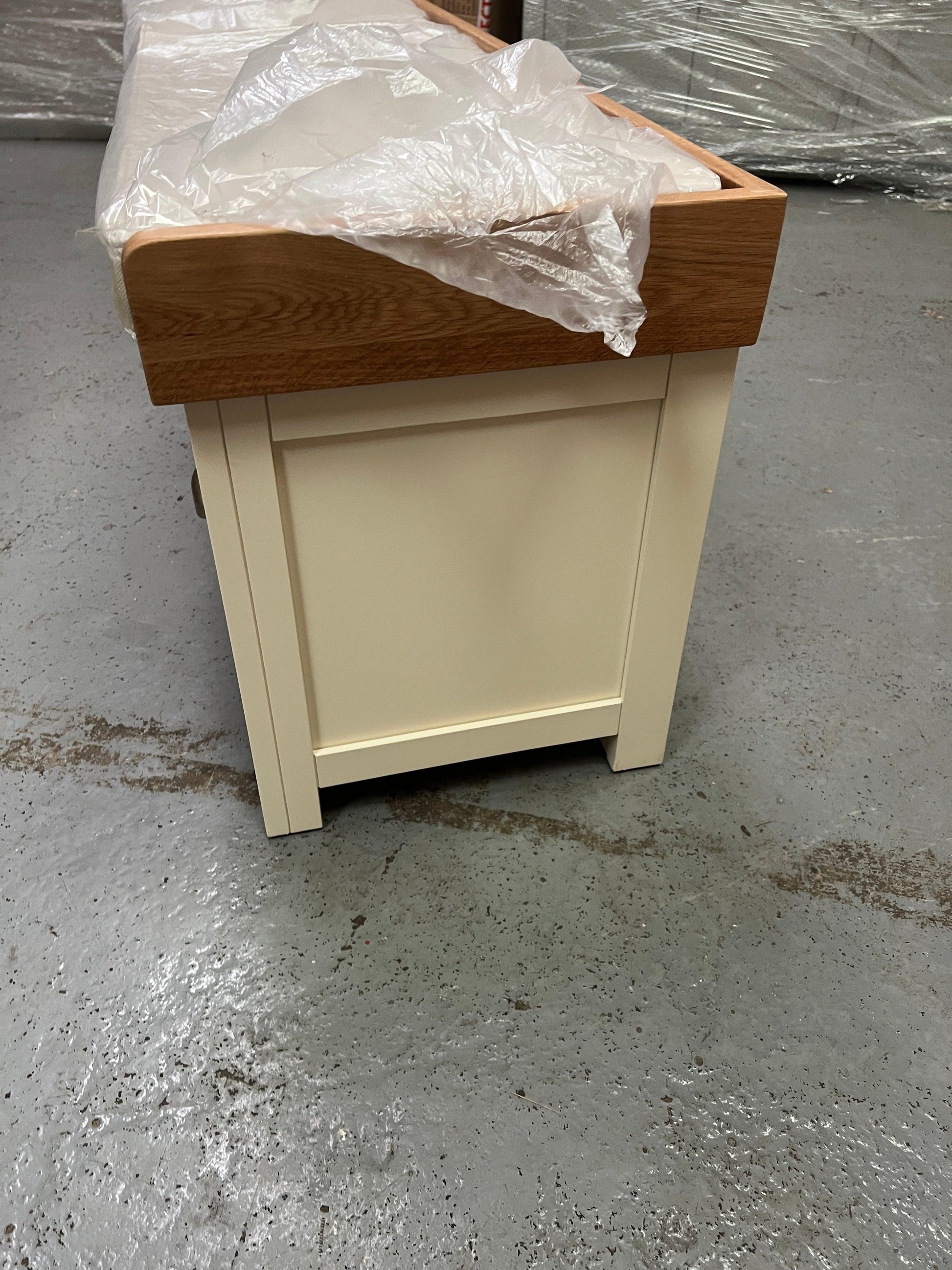 SUSSEX COTSWOLD CREAM
Four Drawer Shoe Bench with Cushion Quality Furniture Clearance Ltd