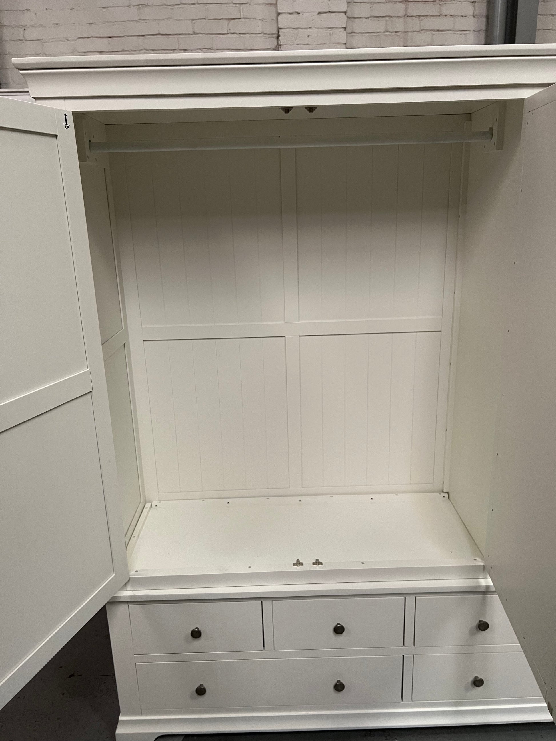 CHANTILLY WARM WHITE
Grand Triple Wardrobe Quality Furniture Clearance Ltd
