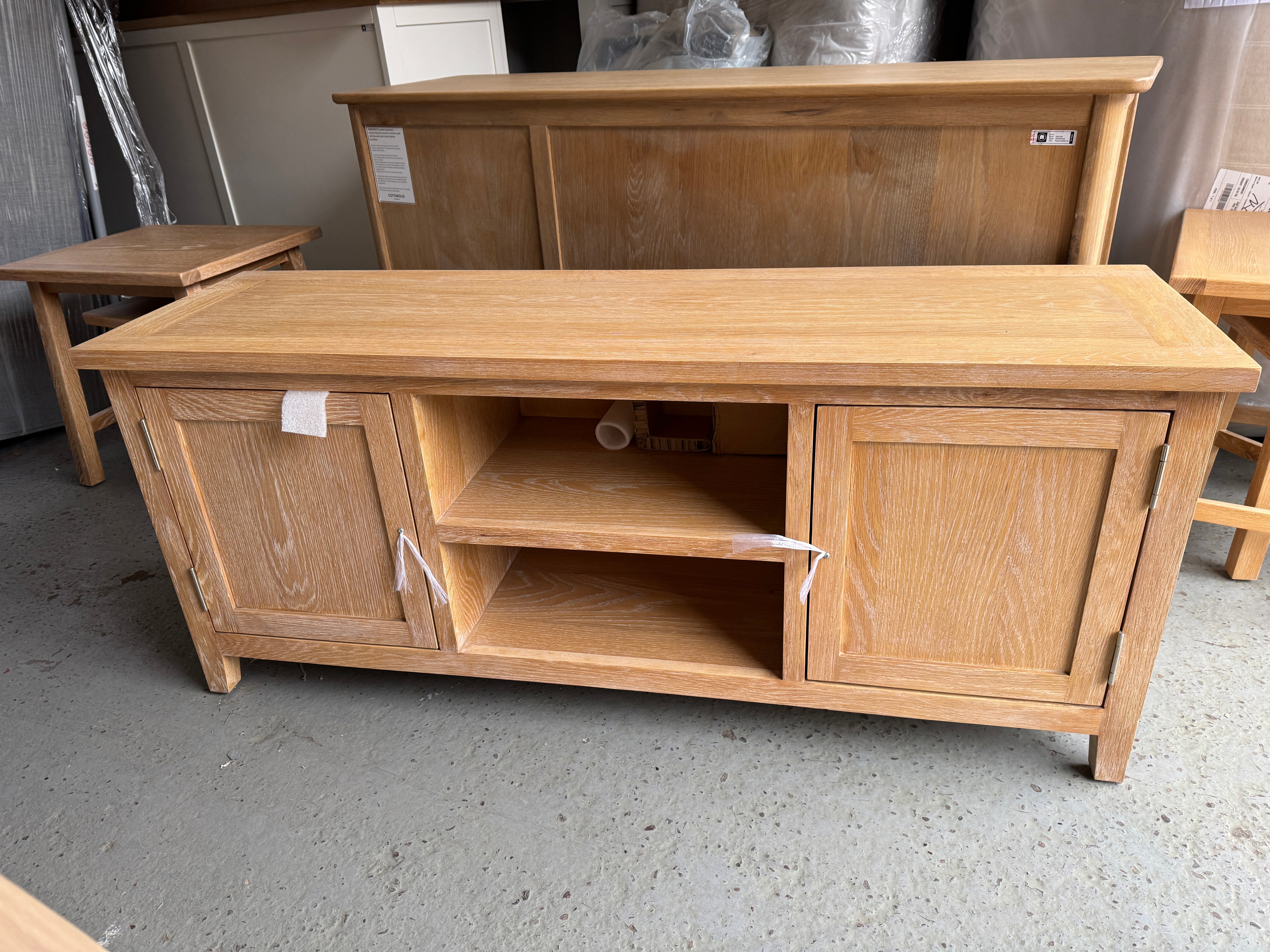INGLESHAM WHITEWASH OAK
Large TV Stand Quality Furniture Clearance Ltd