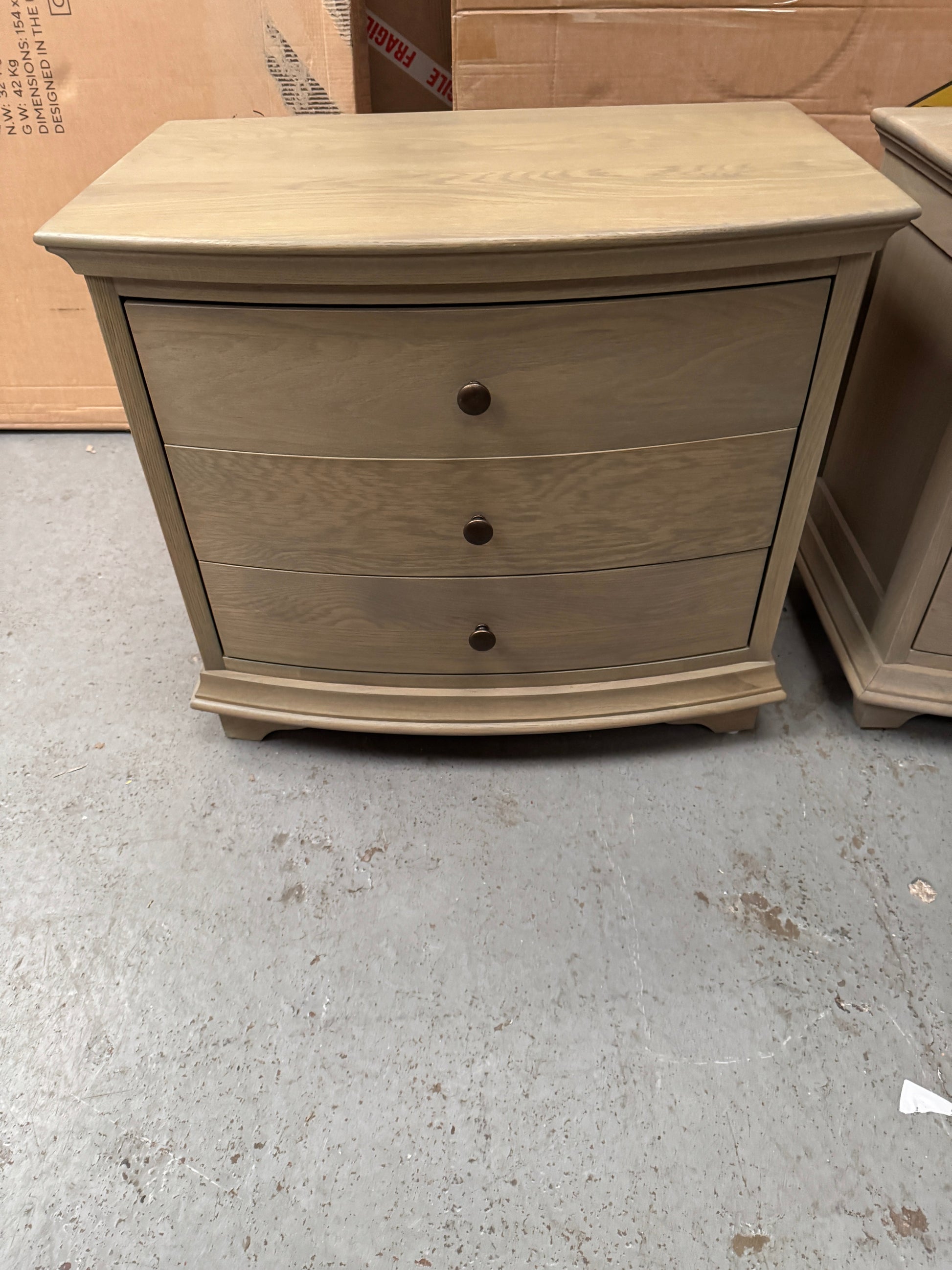 Set of 2 WINCHCOMBE SMOKED OAK
Winchcome Smoked Oak Wide 3 Drawer Bedside Quality Furniture Clearance Ltd