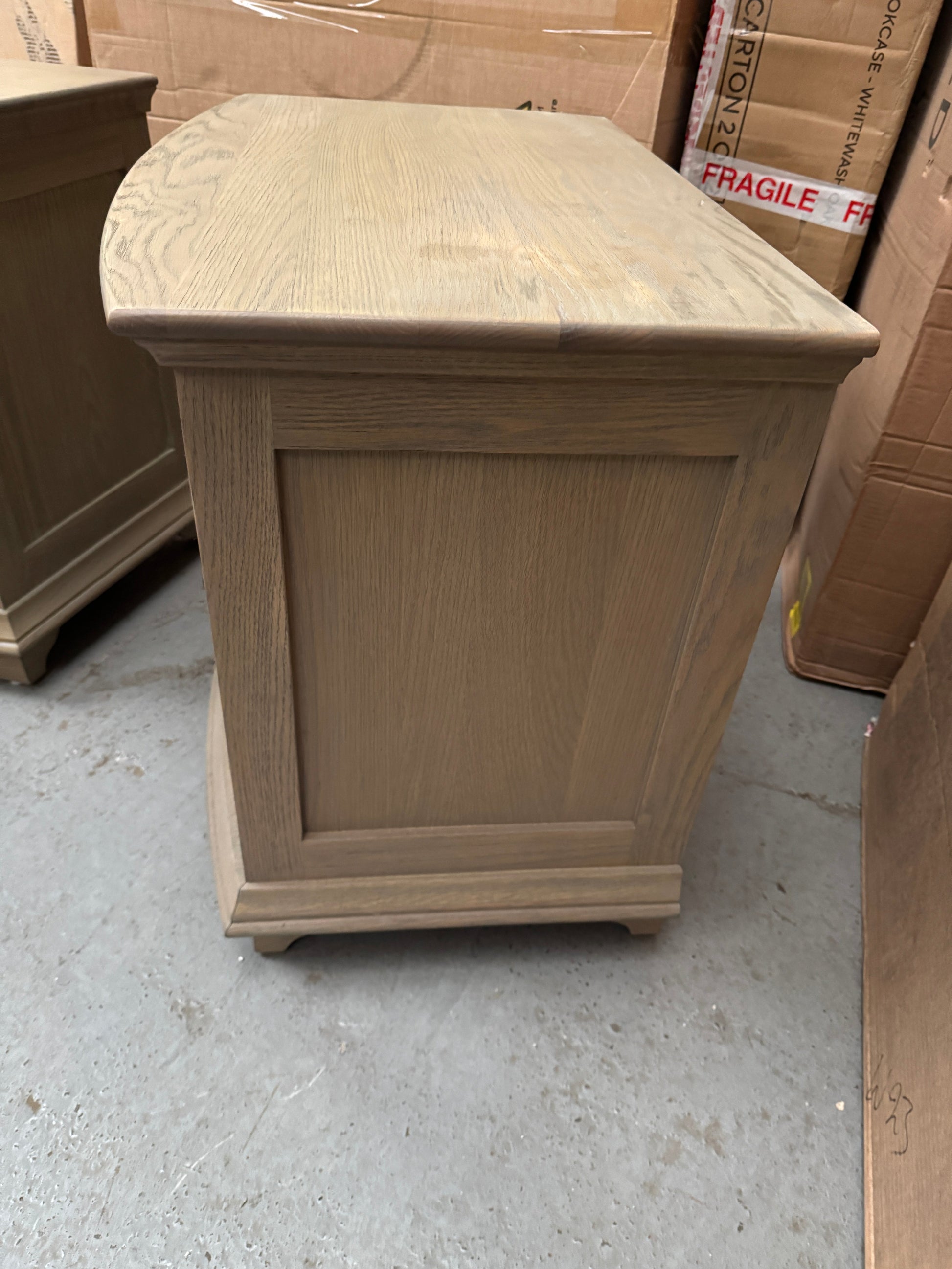 Set of 2 WINCHCOMBE SMOKED OAK
Winchcome Smoked Oak Wide 3 Drawer Bedside Quality Furniture Clearance Ltd