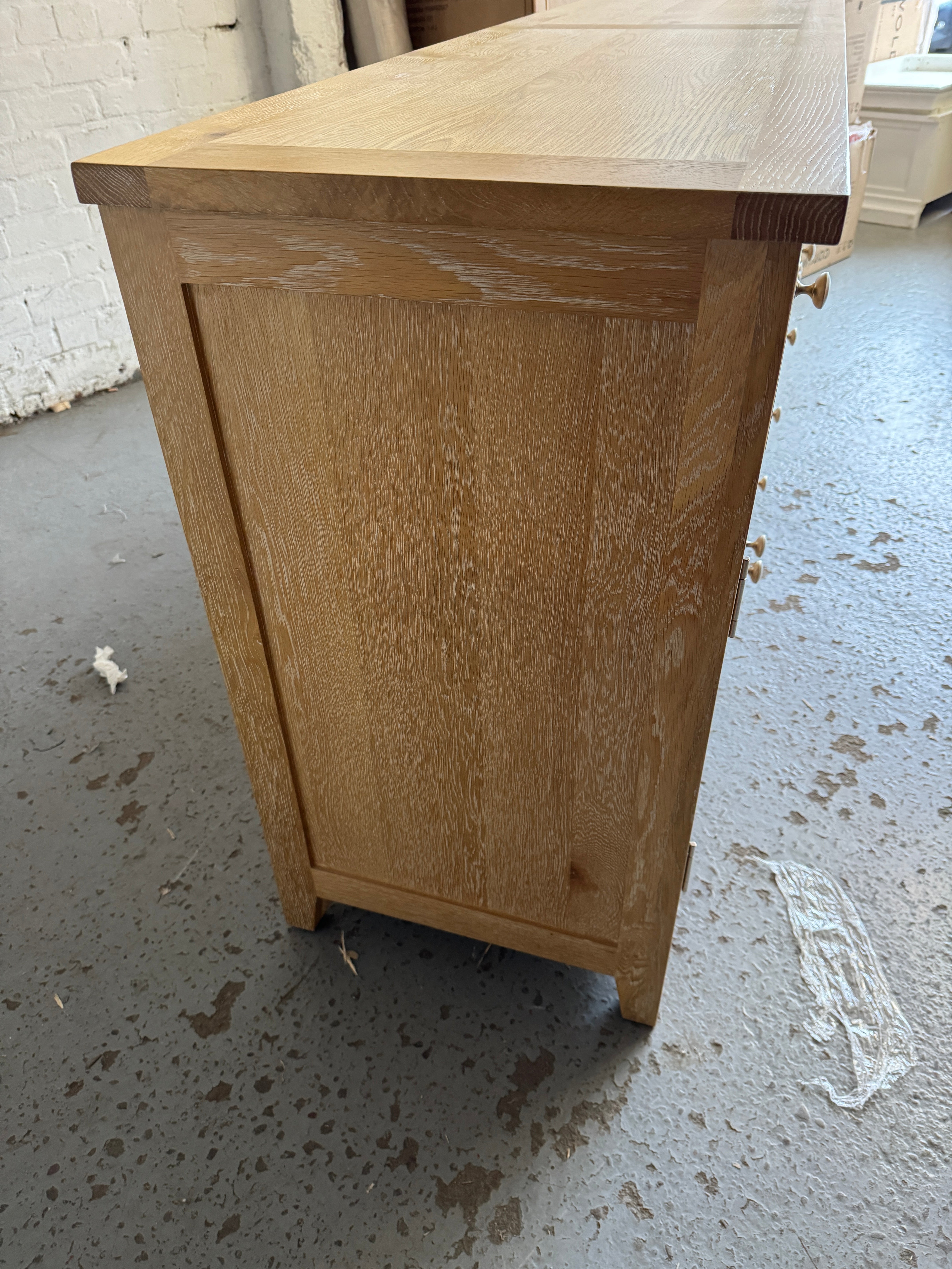 INGLESHAM WHITEWASH OAK
Grand Sideboard Quality Furniture Clearance Ltd