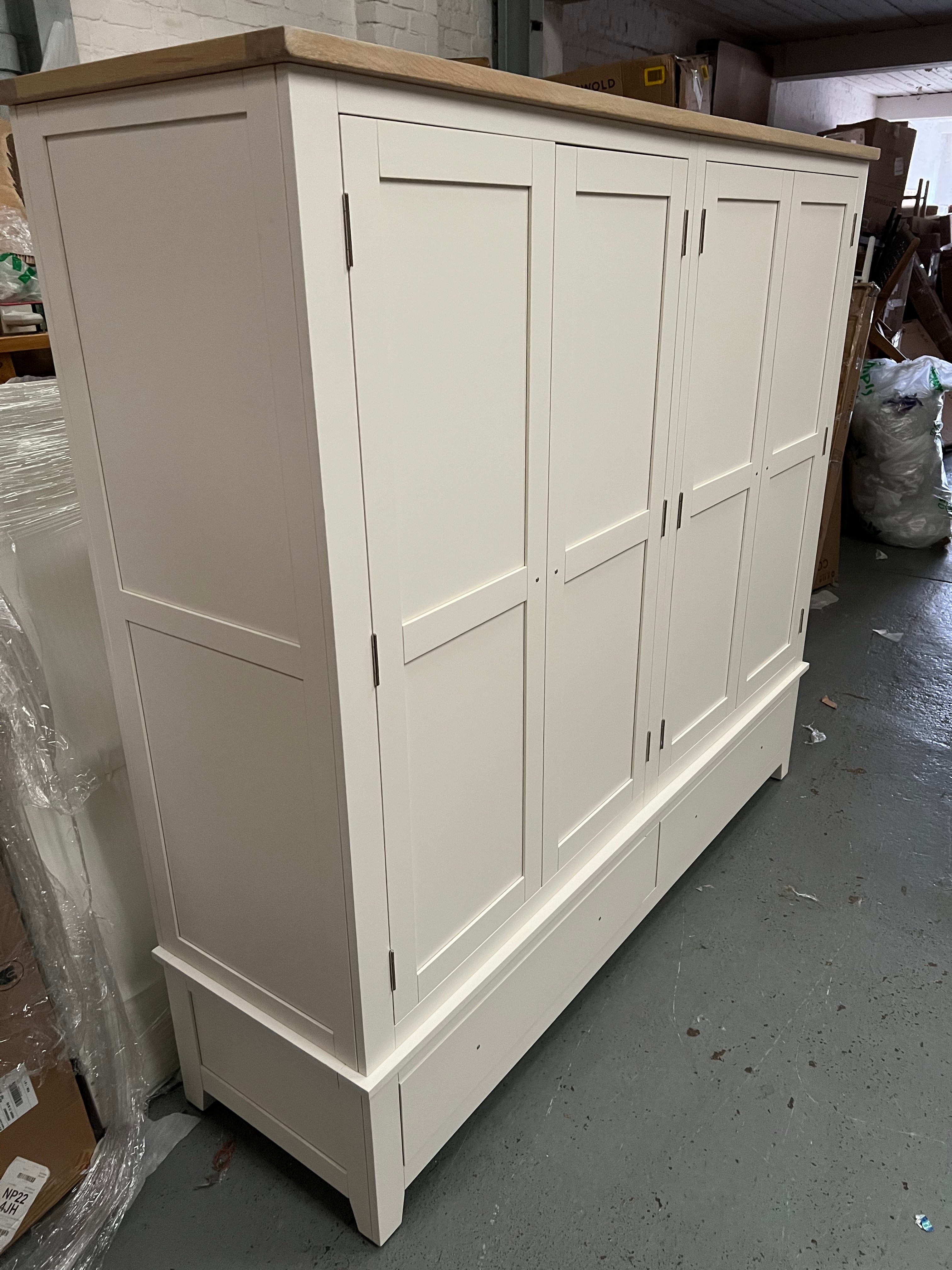 CHESTER CLASSIC CREAM
Four Door Wardrobe