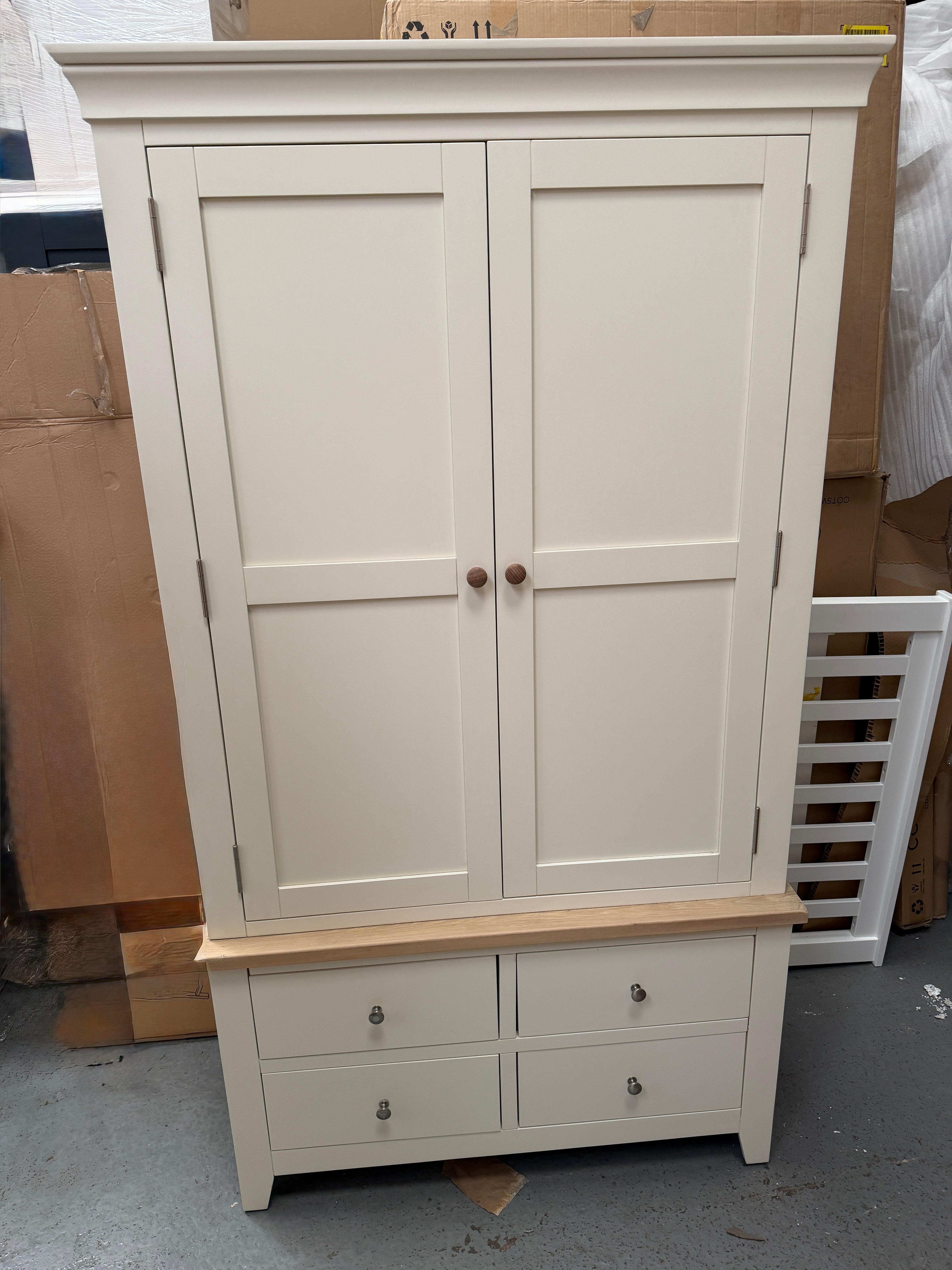 CHESTER CLASSIC CREAM
Double Larder Quality Furniture Clearance Ltd