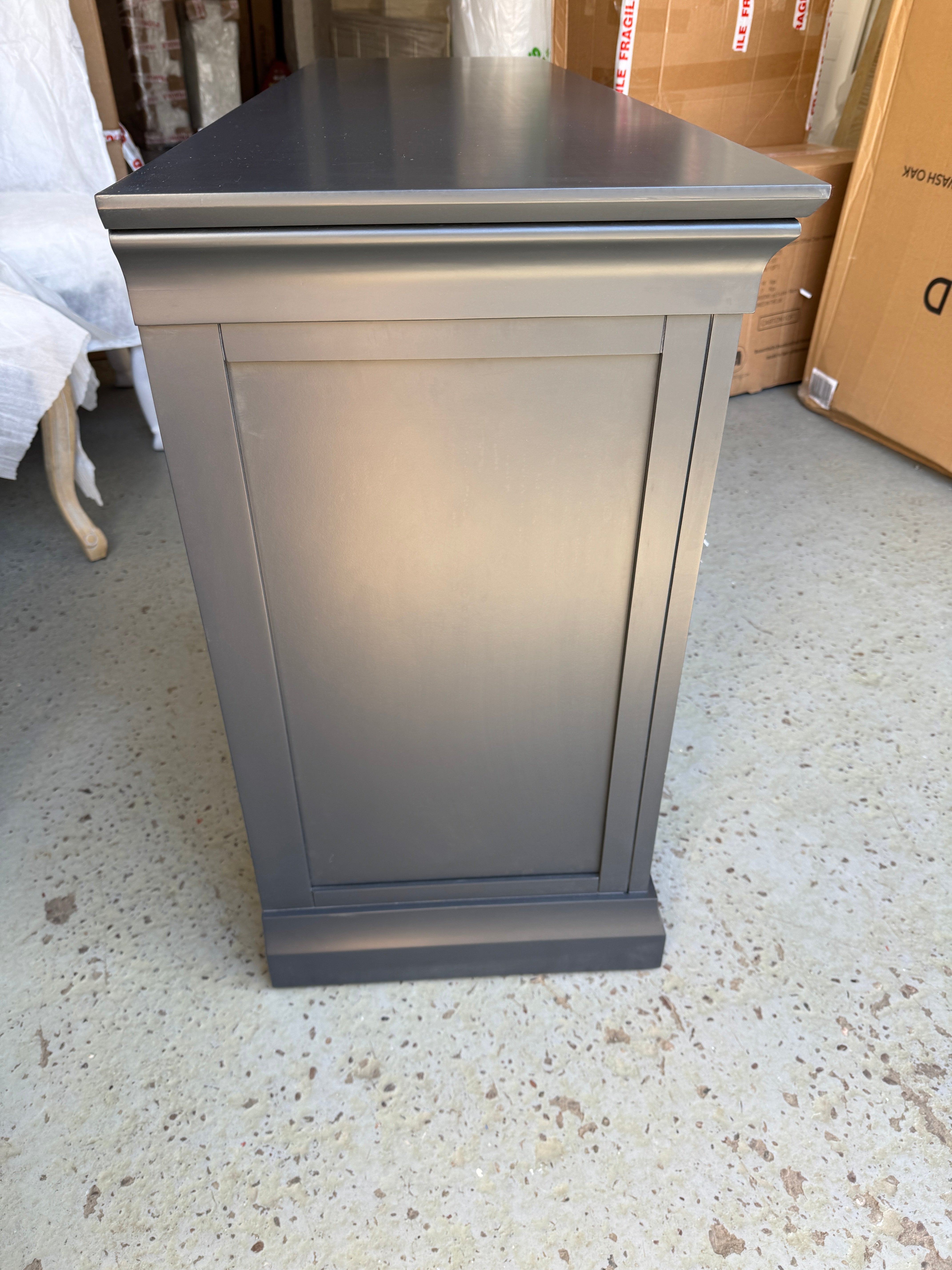 CHANTILLY DUSKY BLACK
Dressing Table Quality Furniture Clearance Ltd