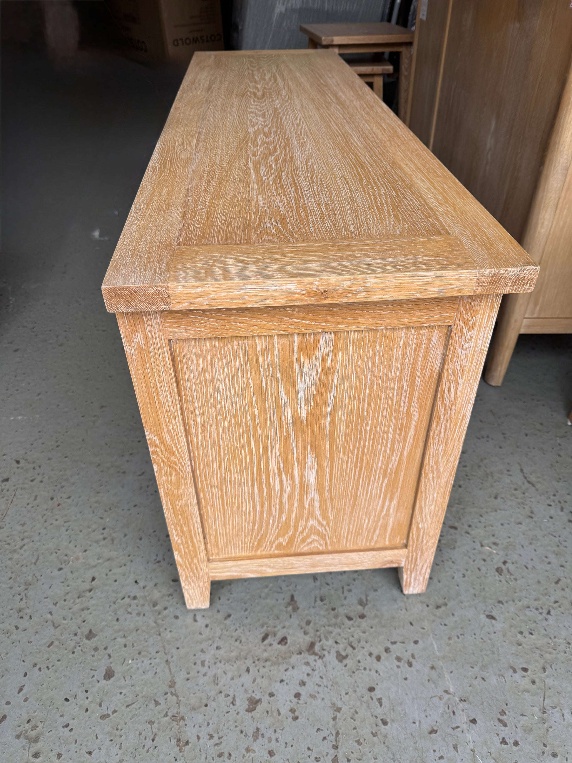 INGLESHAM WHITEWASH OAK
Large TV Stand Quality Furniture Clearance Ltd