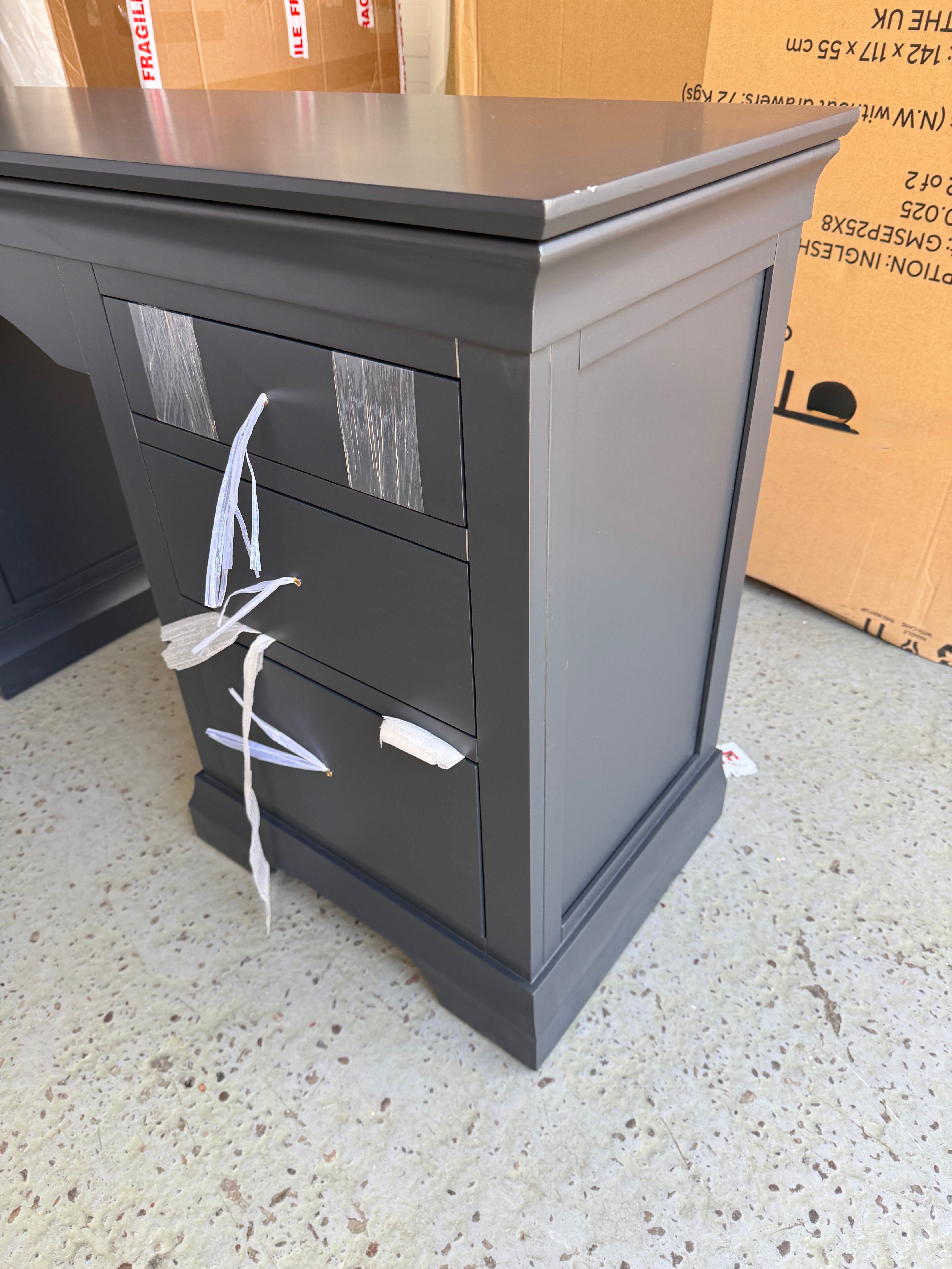CHANTILLY DUSKY BLACK
Dressing Table Quality Furniture Clearance Ltd
