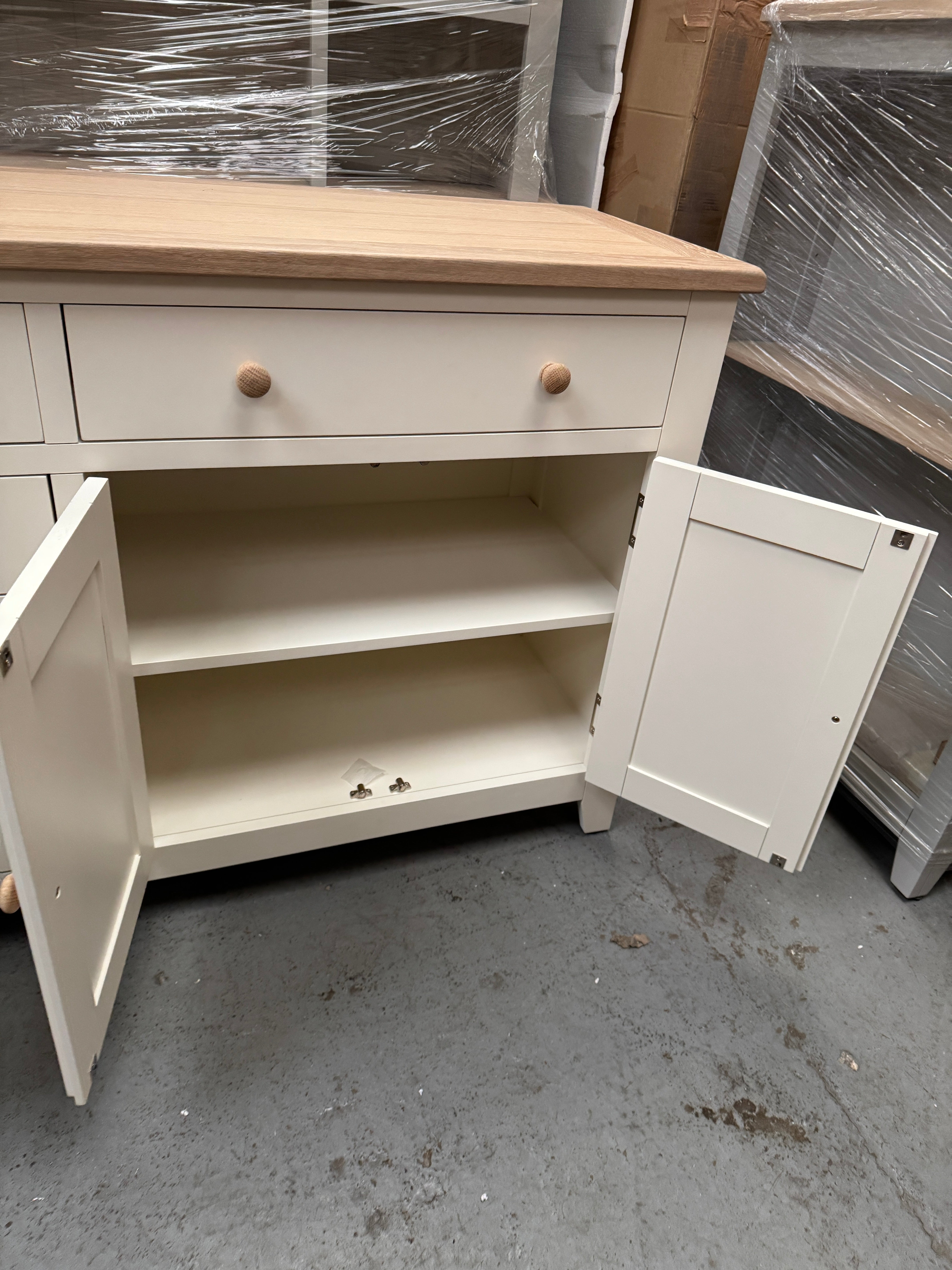 CHESTER CLASSIC CREAM
Grand Sideboard Quality Furniture Clearance Ltd