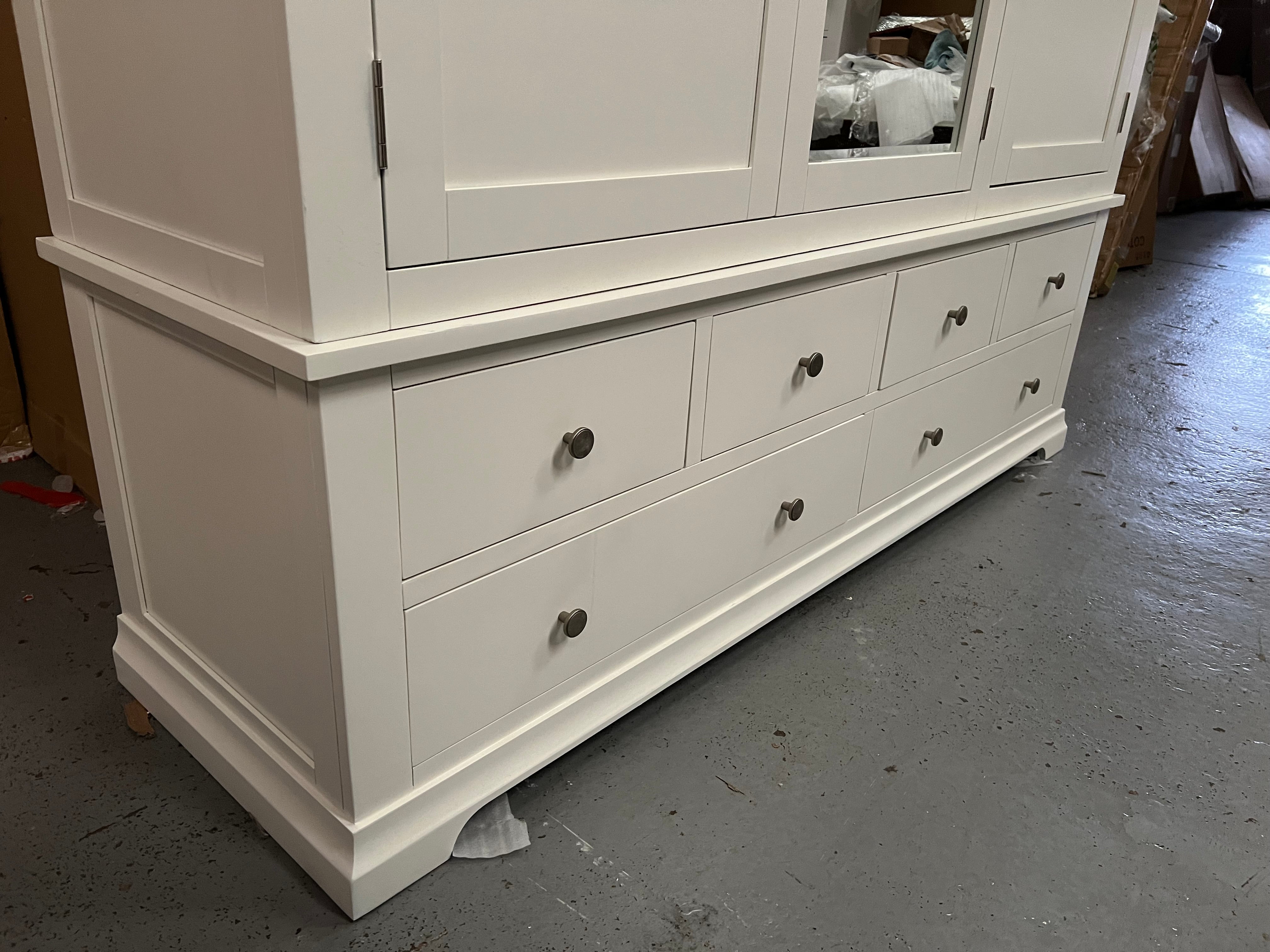 CHANTILLY WARM WHITE
Grand Triple Wardrobe Quality Furniture Clearance Ltd
