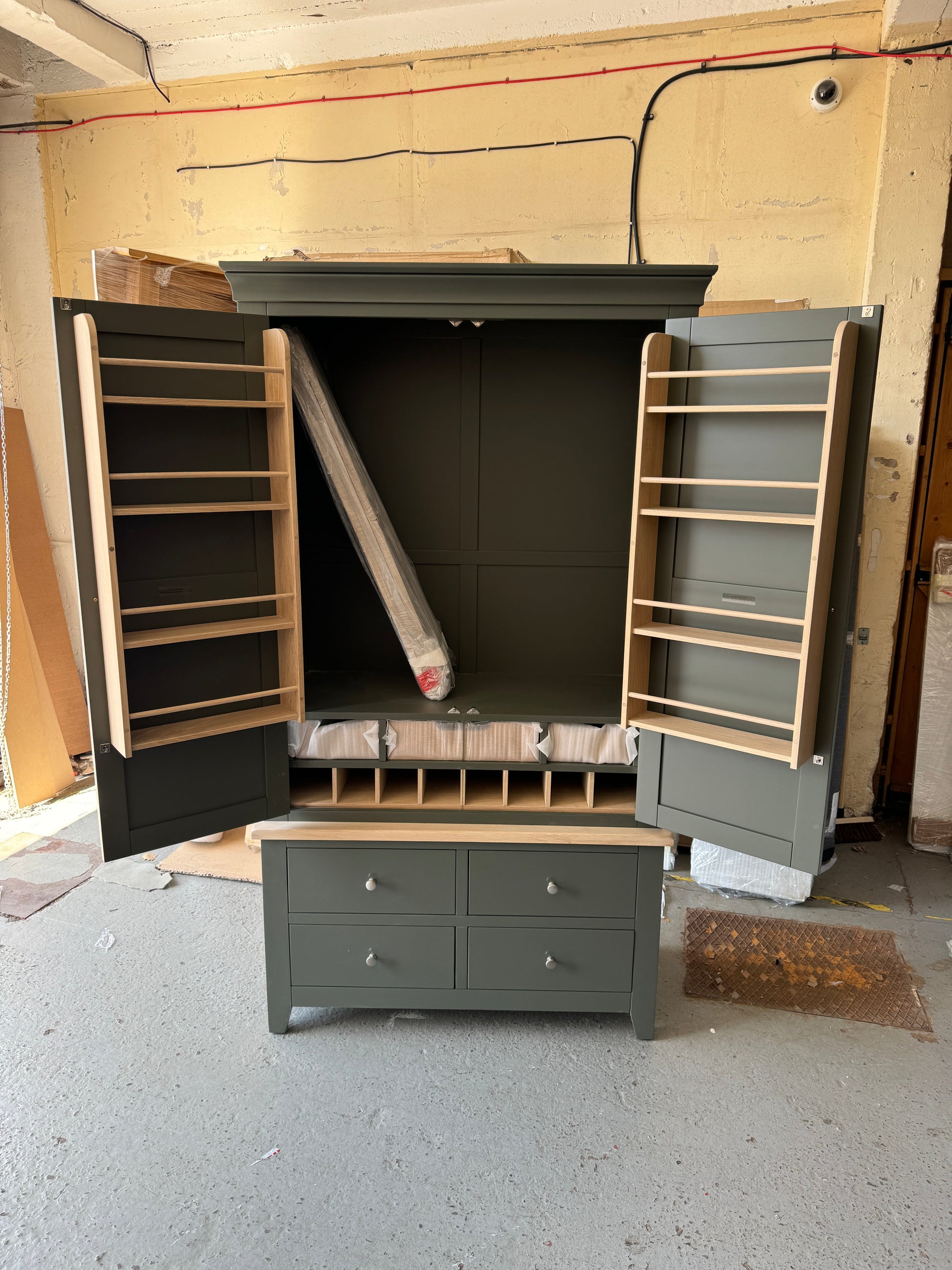 CHESTER FOREST GREEN
Double Larder Quality Furniture Clearance Ltd