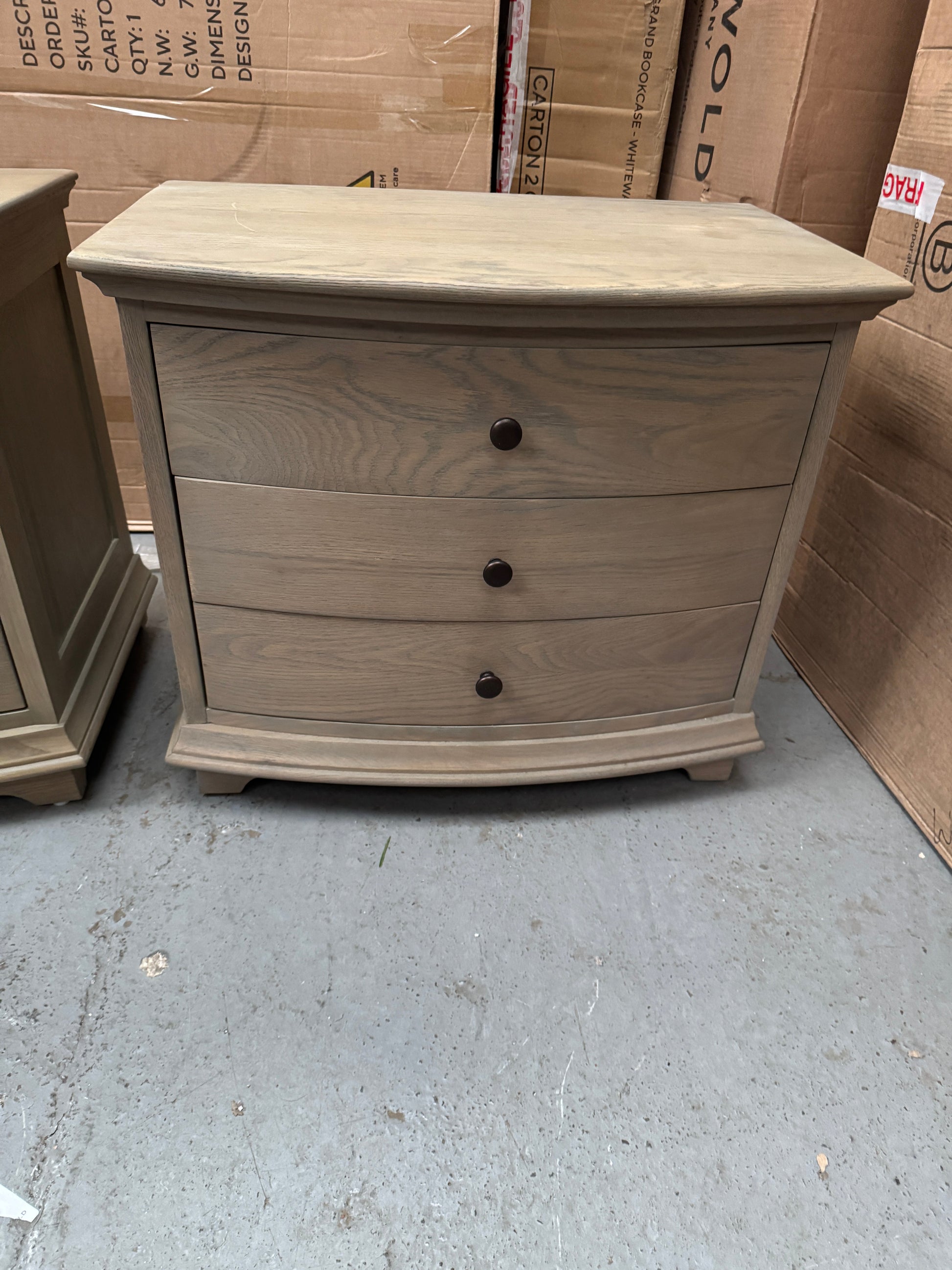 Set of 2 WINCHCOMBE SMOKED OAK
Winchcome Smoked Oak Wide 3 Drawer Bedside Quality Furniture Clearance Ltd