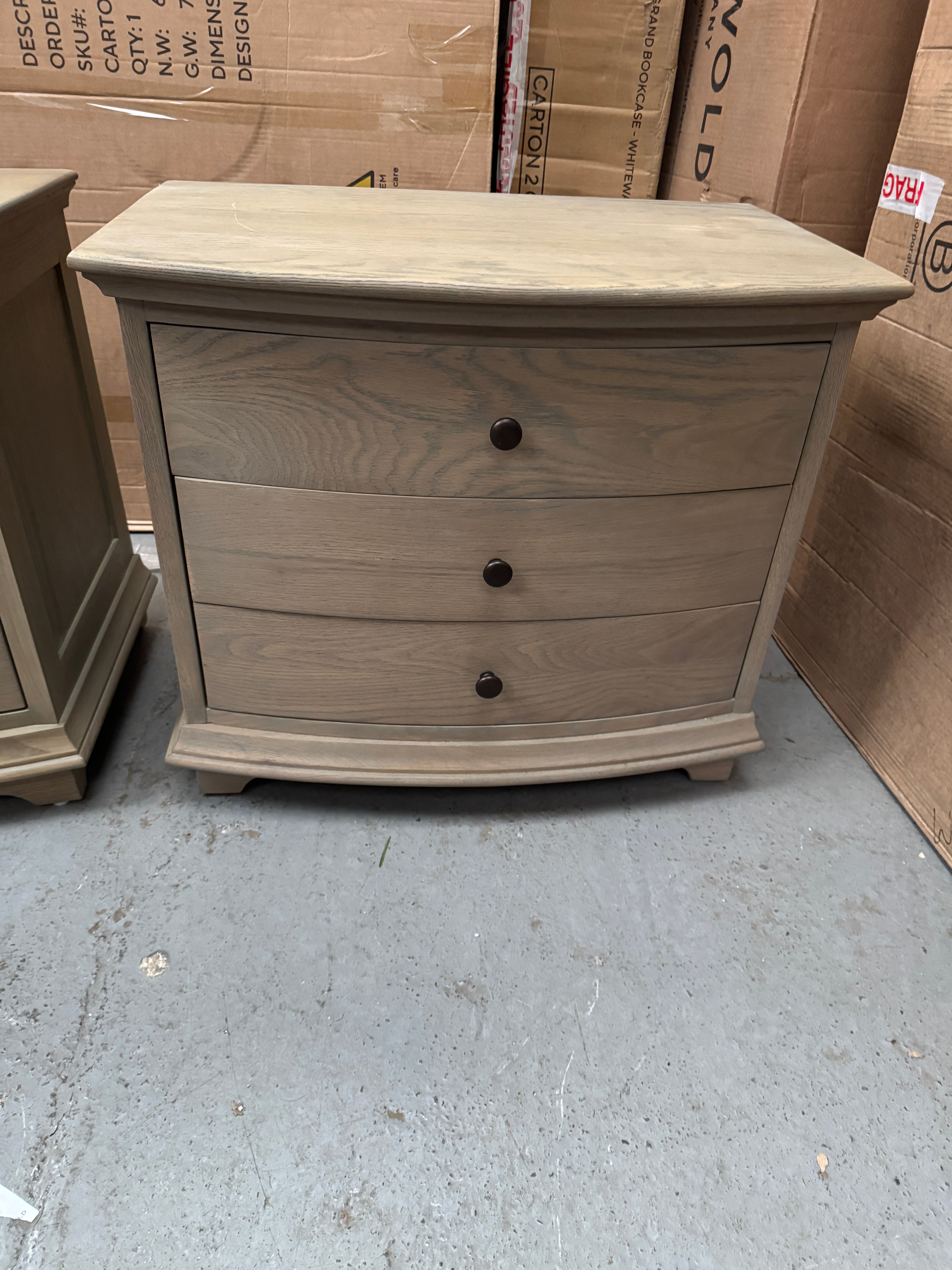 Set of 2 WINCHCOMBE SMOKED OAK
Winchcome Smoked Oak Wide 3 Drawer Bedside Quality Furniture Clearance Ltd