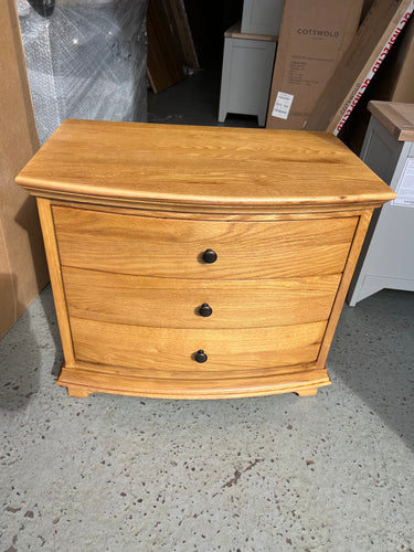 WINCHCOMBE OILED OAK
3 Drawer Wide Bedside Quality Furniture Clearance Ltd