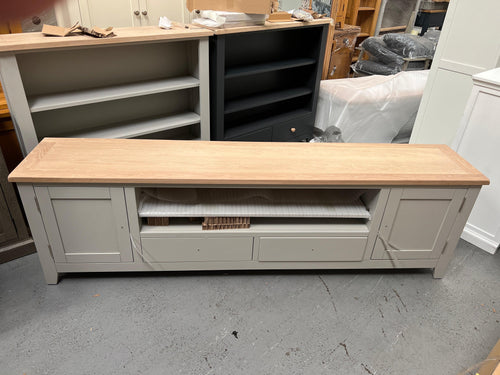 CHESTER DOVE GREY
XXL TV Stand up to 90