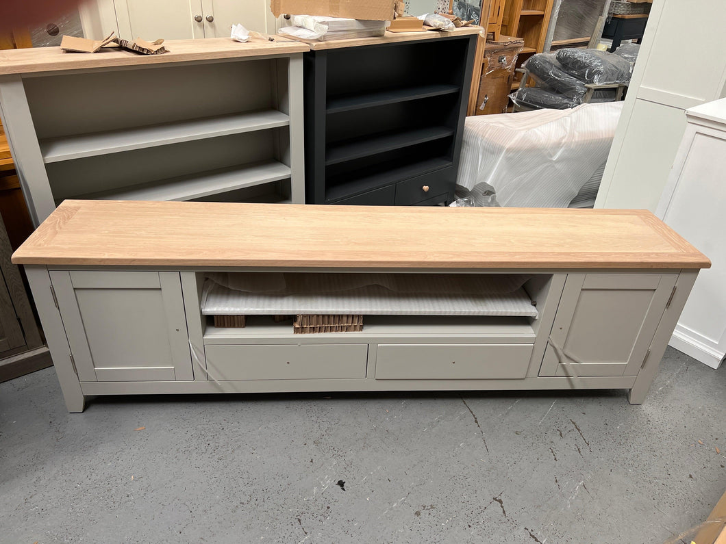 CHESTER DOVE GREY
XXL TV Stand up to 90