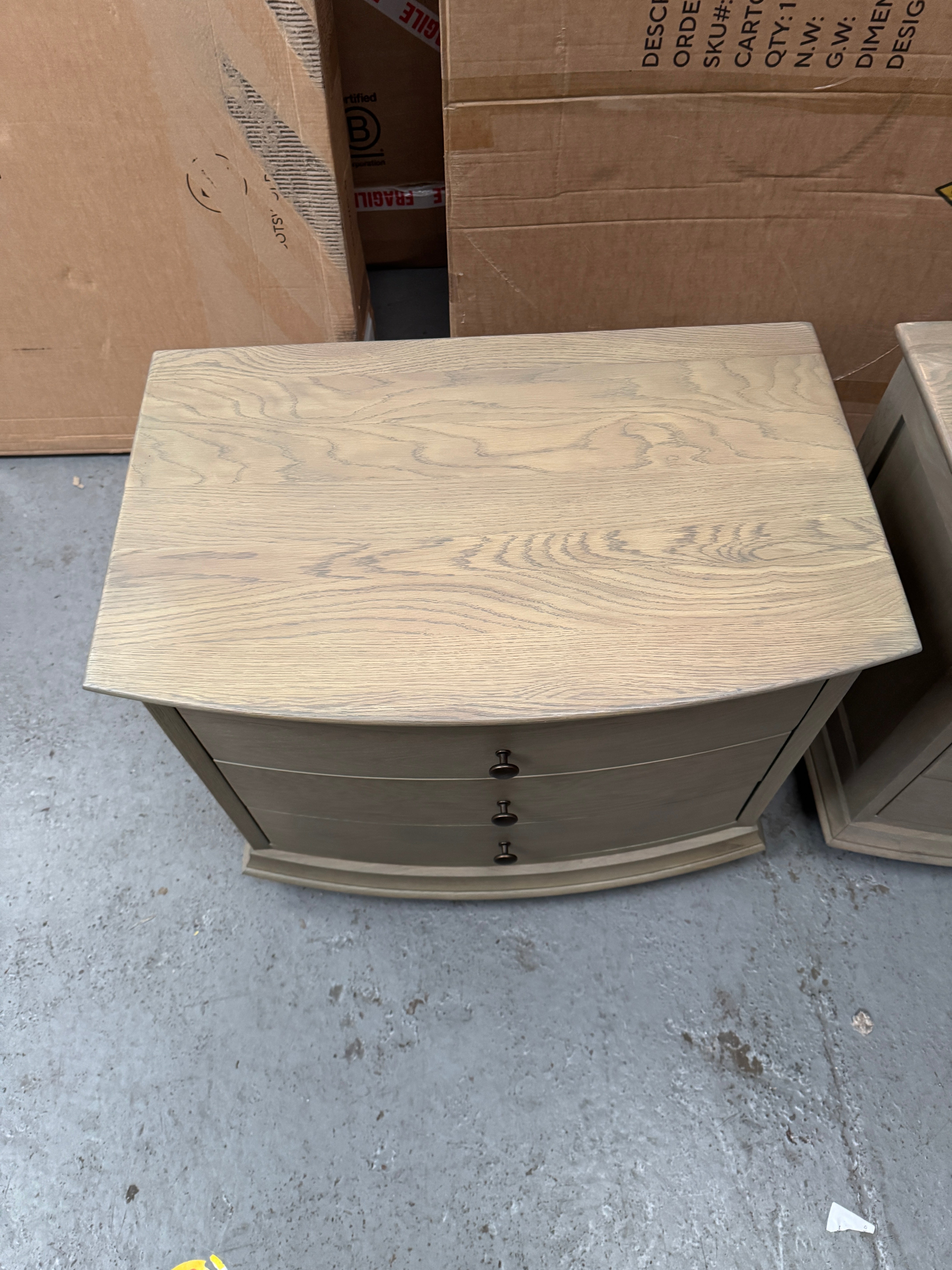 Set of 2 WINCHCOMBE SMOKED OAK
Winchcome Smoked Oak Wide 3 Drawer Bedside Quality Furniture Clearance Ltd