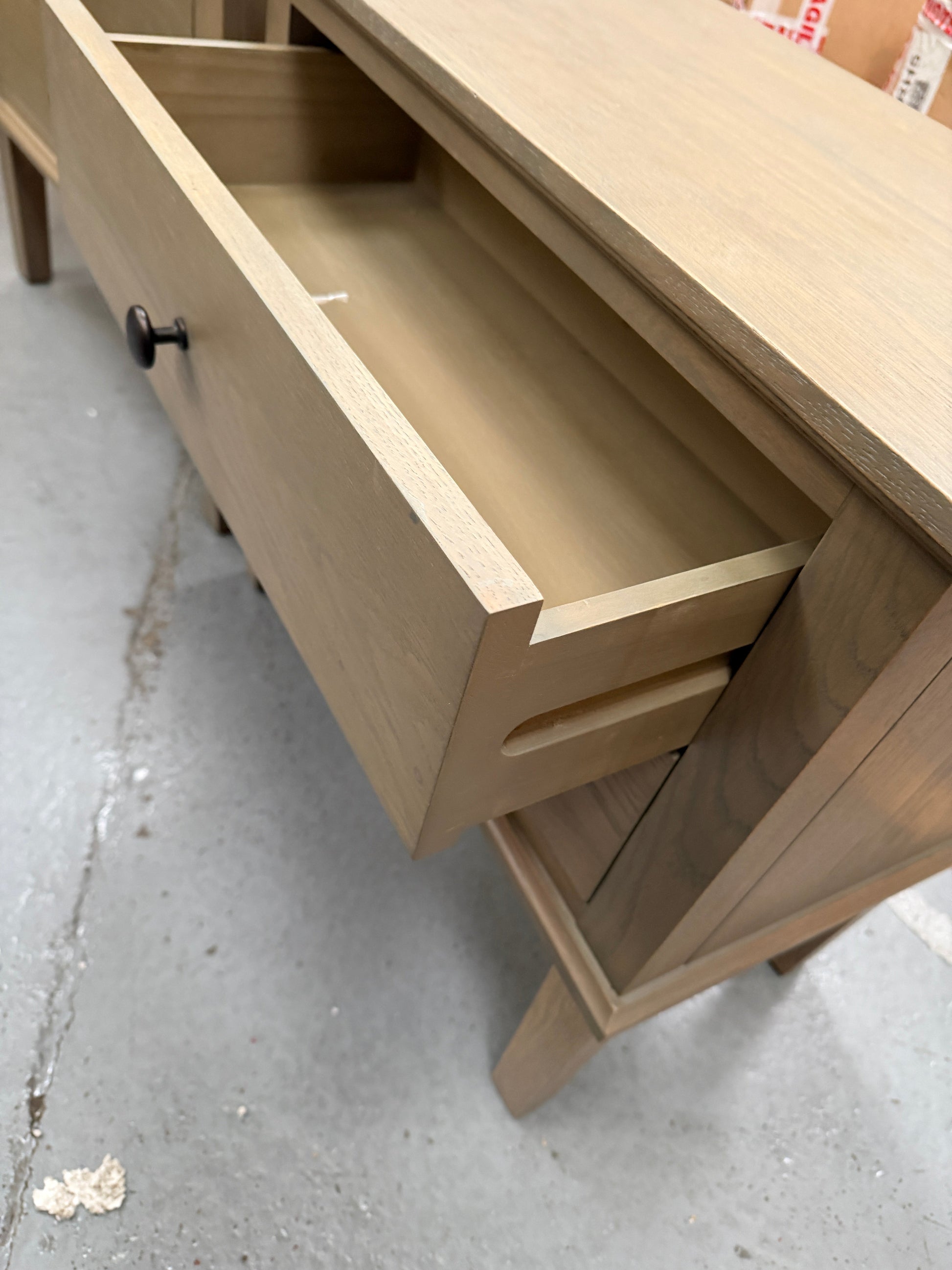 BIBURY SMOKED OAK
Wide 2 Drawer Bedside Table - set of 2 Quality Furniture Clearance Ltd