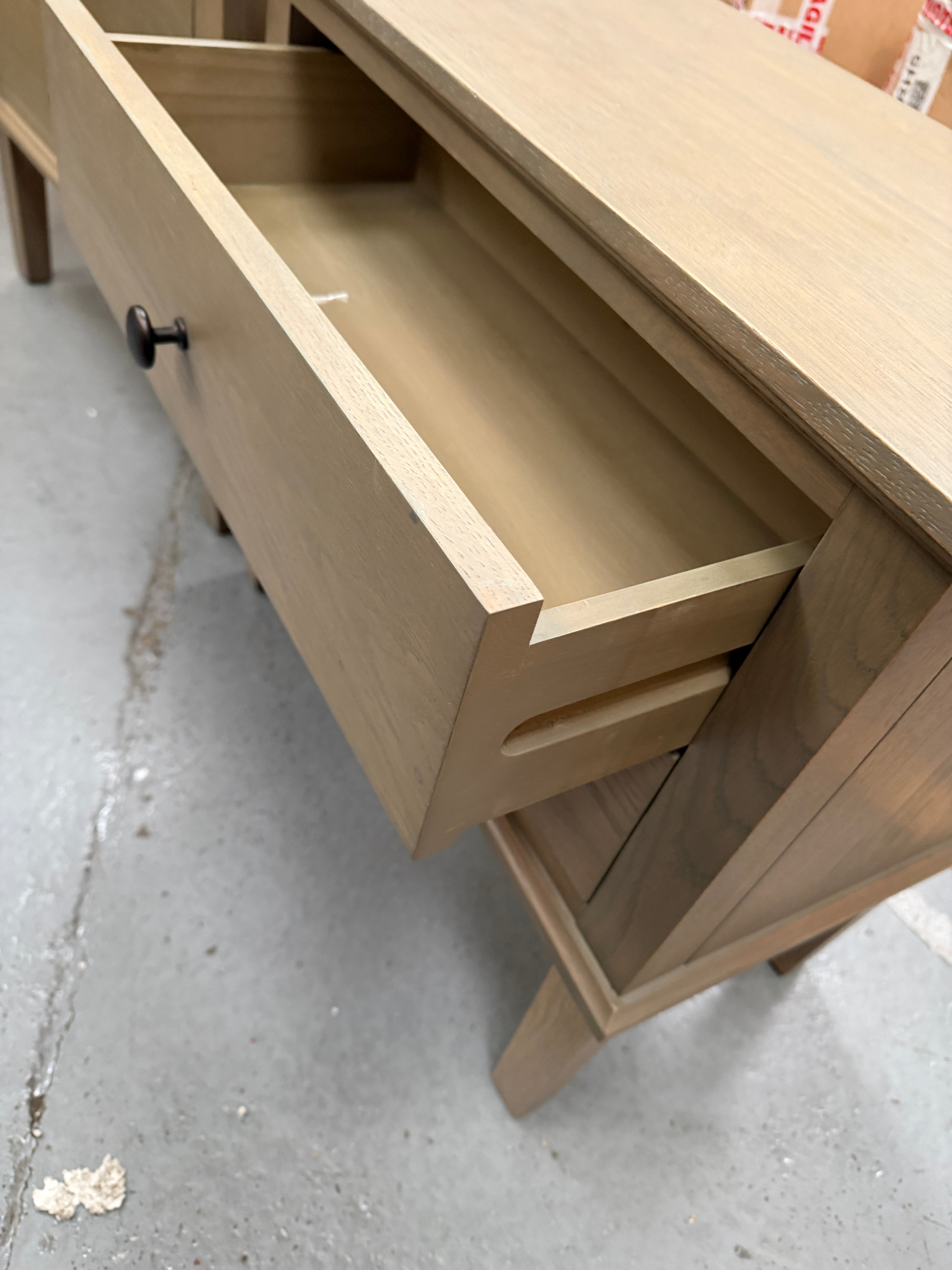 BIBURY SMOKED OAK
Wide 2 Drawer Bedside Table - set of 2 Quality Furniture Clearance Ltd