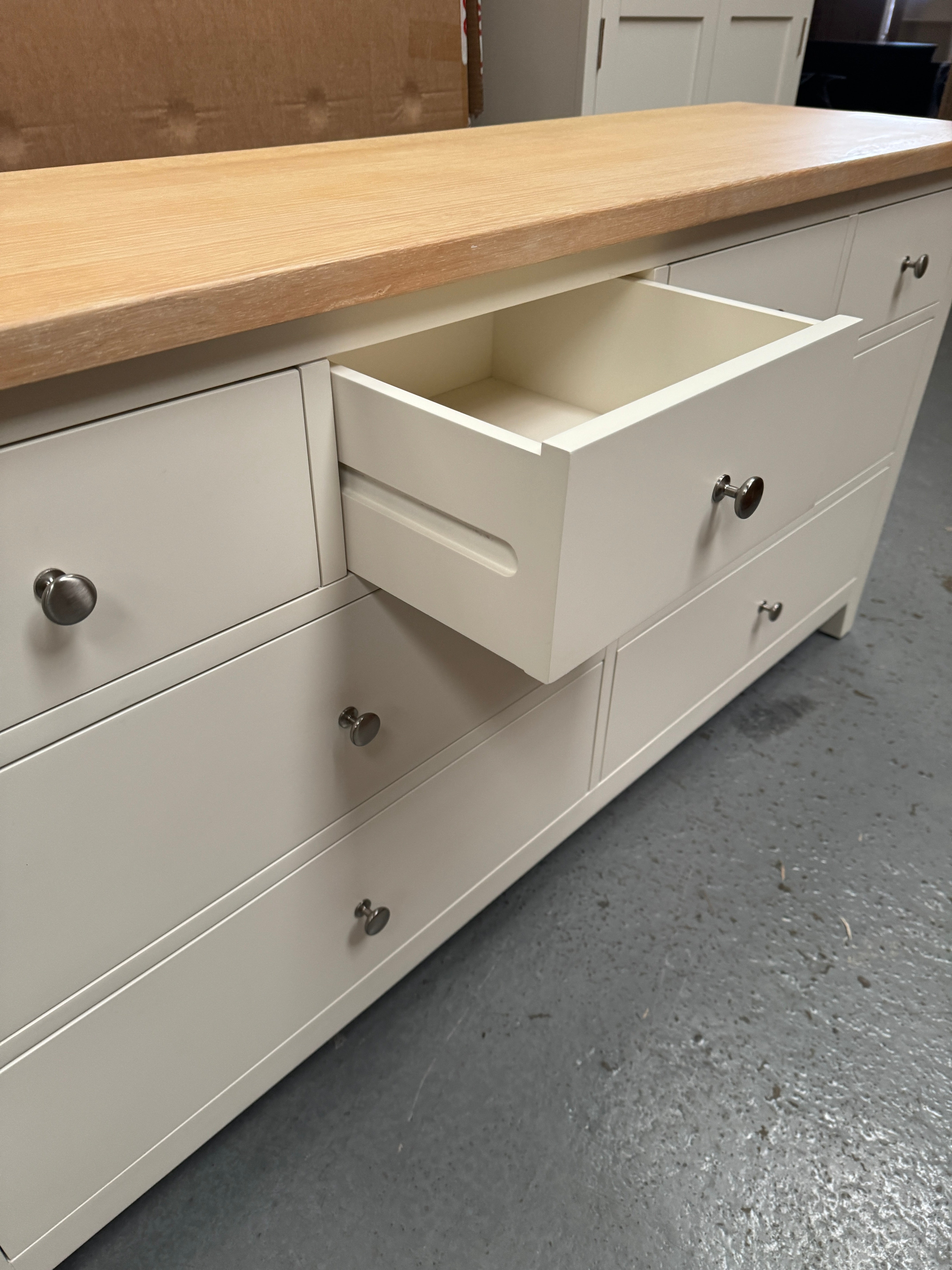 CHESTER CLASSIC CREAM
8 Drawer Chest Quality Furniture Clearance Ltd