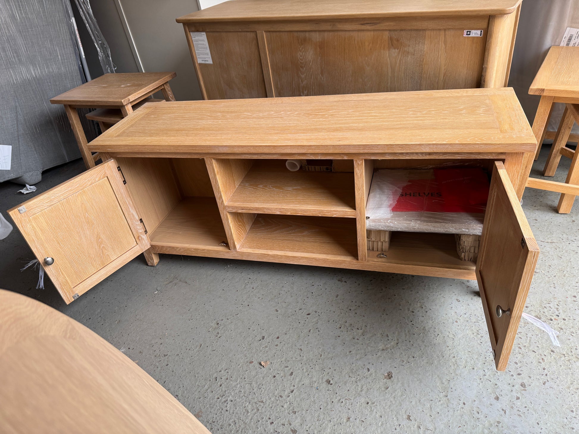 INGLESHAM WHITEWASH OAK
Large TV Stand Quality Furniture Clearance Ltd