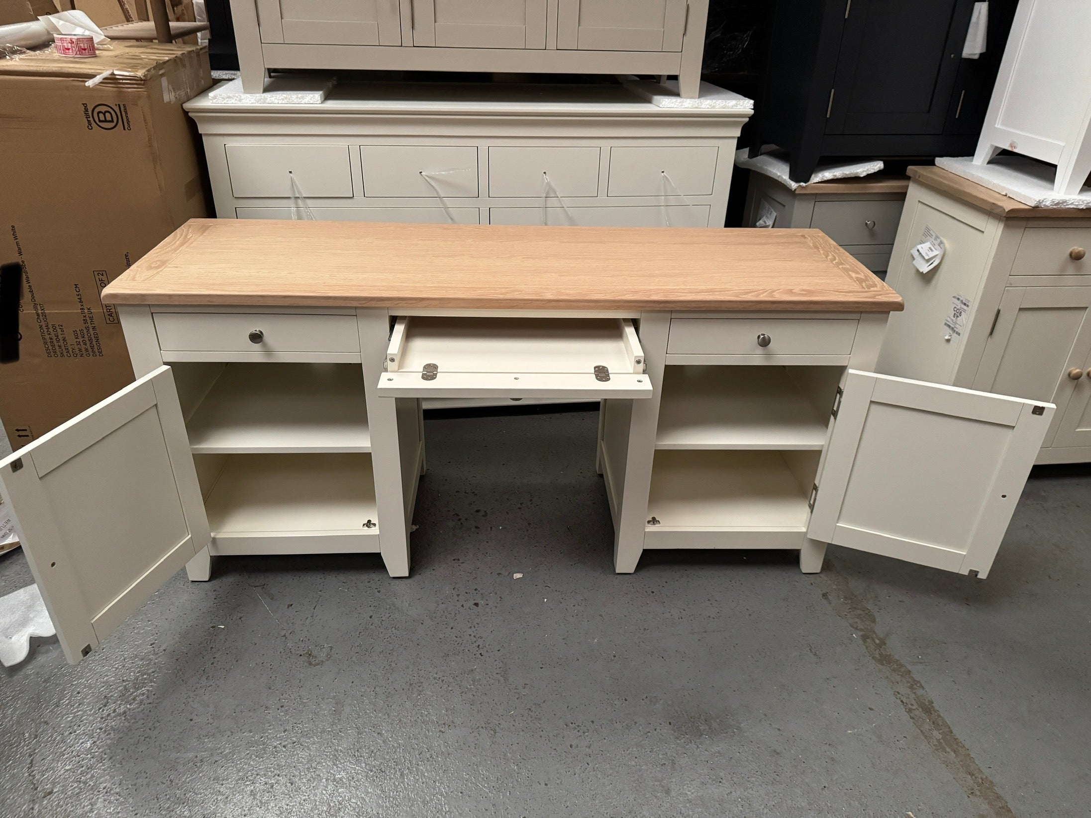 CHESTER CLASSIC CREAM
Double Pedestal Desk Quality Furniture Clearance Ltd